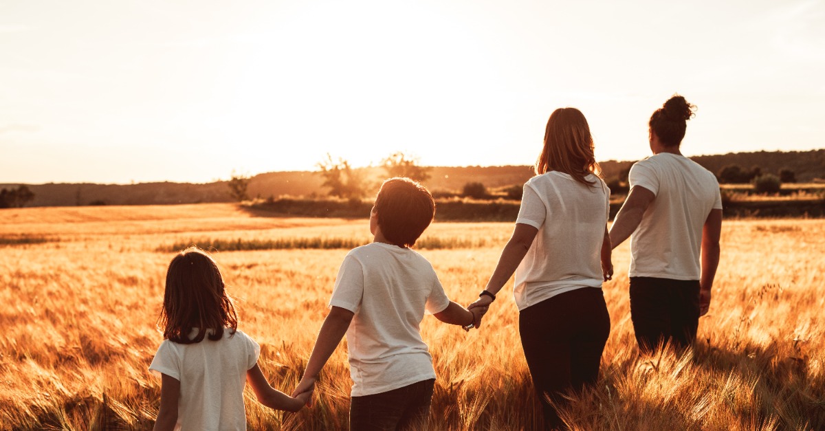 Familia paseando por el campo